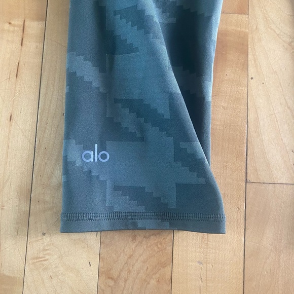 Alo Green Houndstooth Crop Leggings - Picture 5 of 7